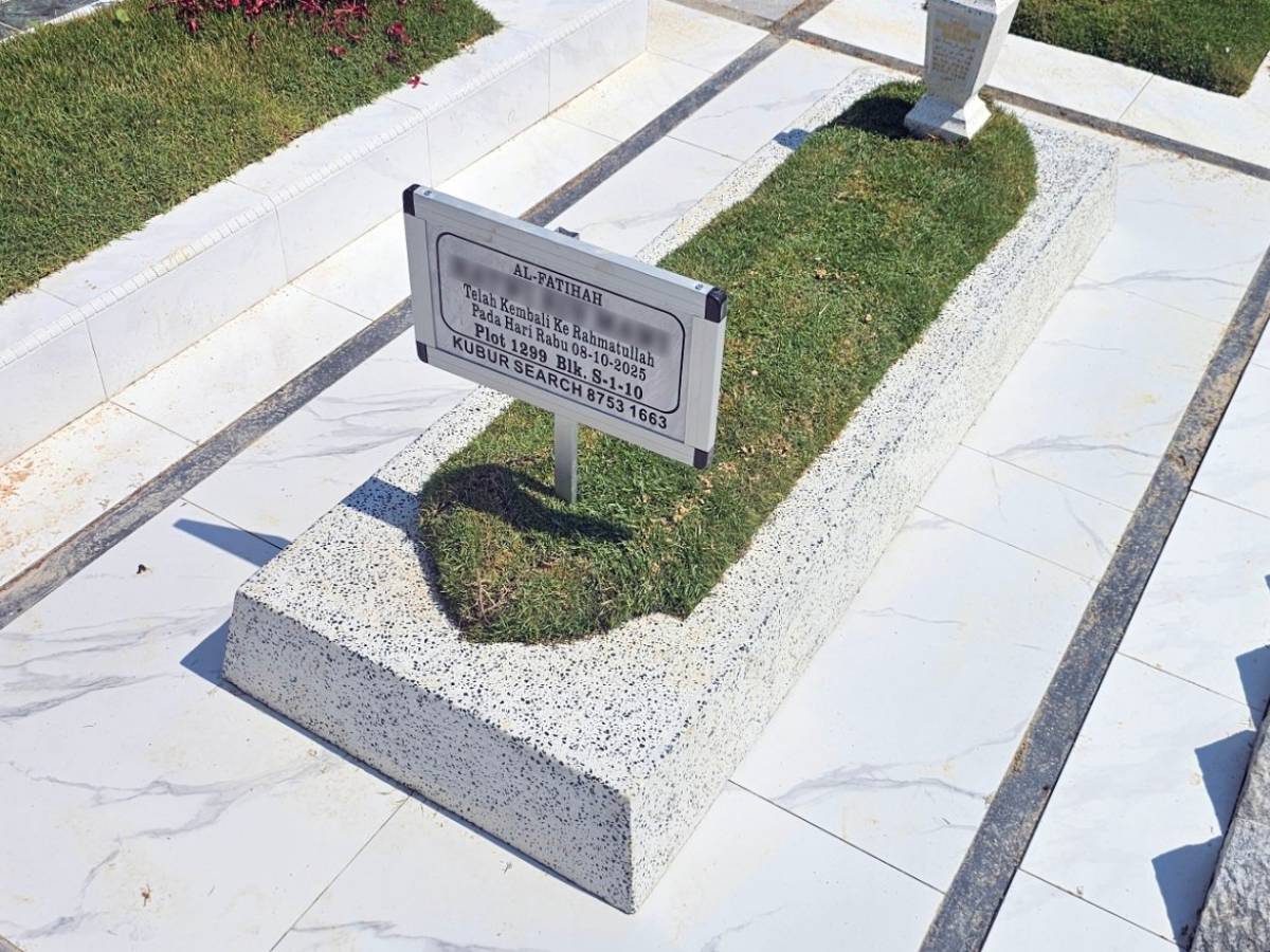 Dapur Kubur Kolam Terrazzo with Seats